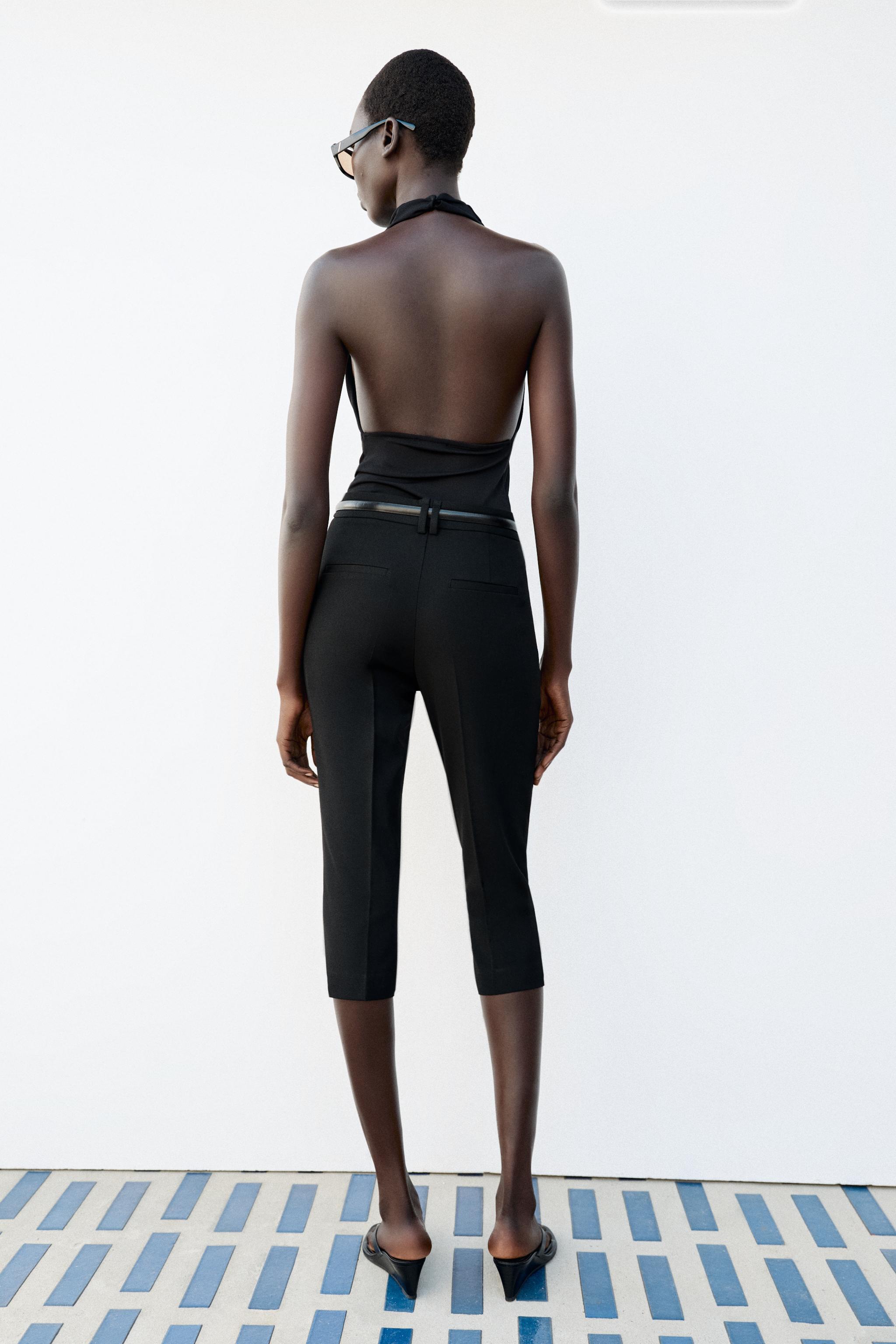BELTED CAPRI PANTS
